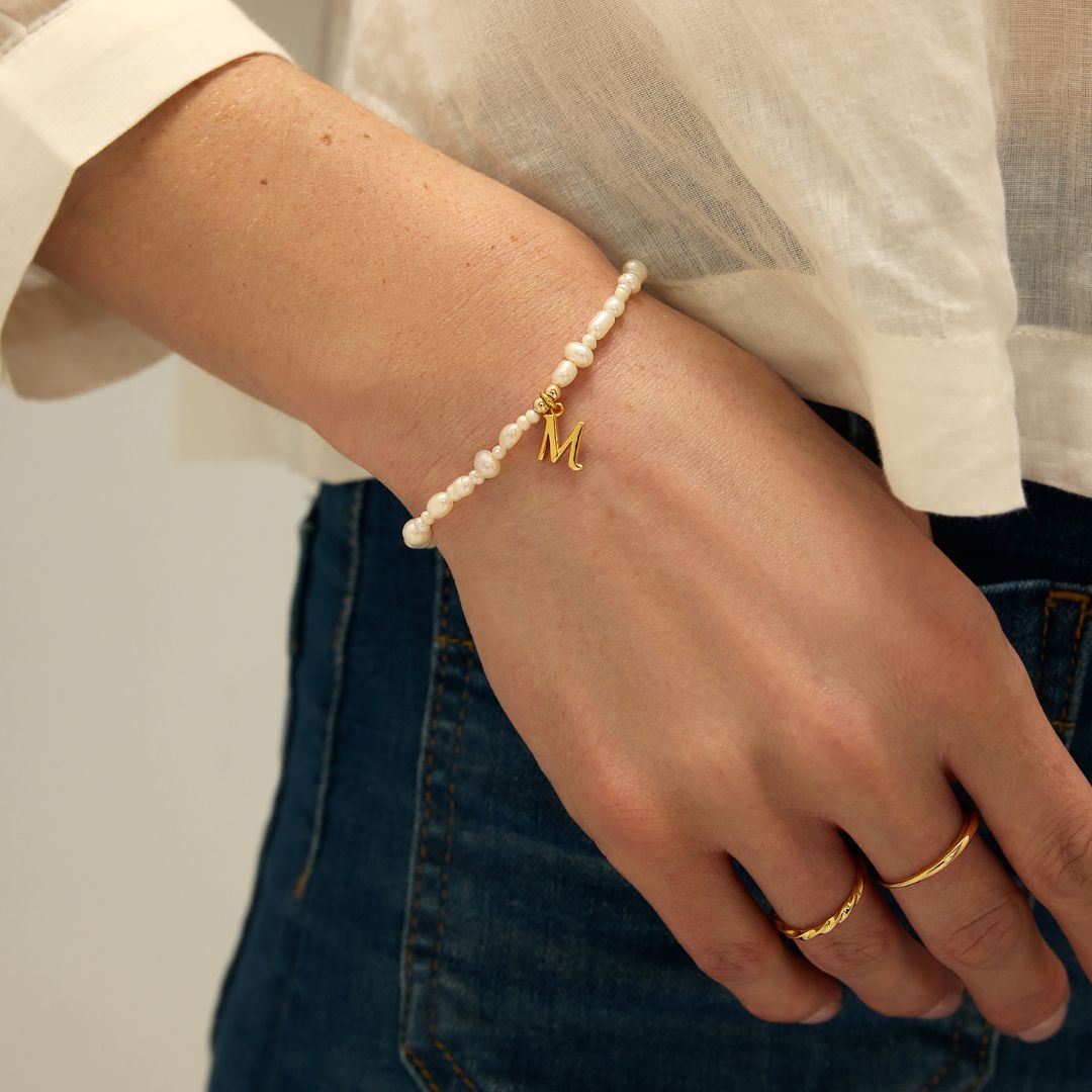 Silbernes Perlenarmband mit Anfangsbuchstaben