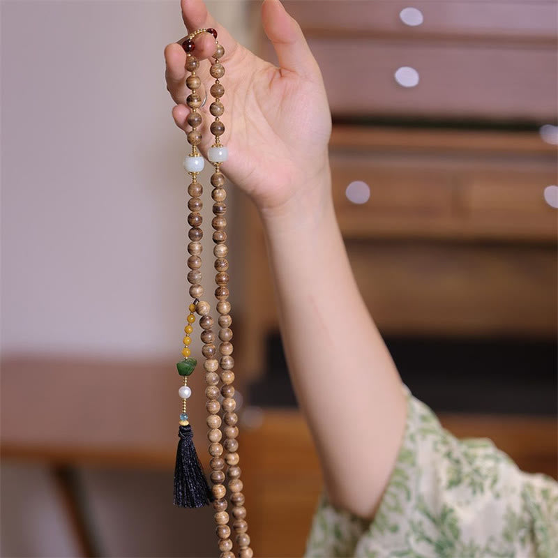 Pulsera con dijes de Ruyi, borlas, lingotes de jade, ámbar y madera de agar natural con piedras de Buda