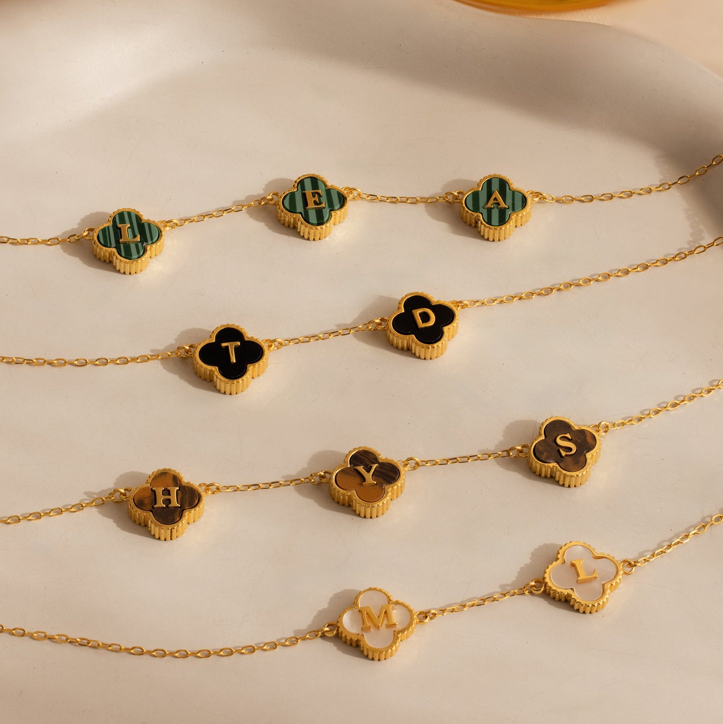 Collar con letra de trébol de piedras preciosas
