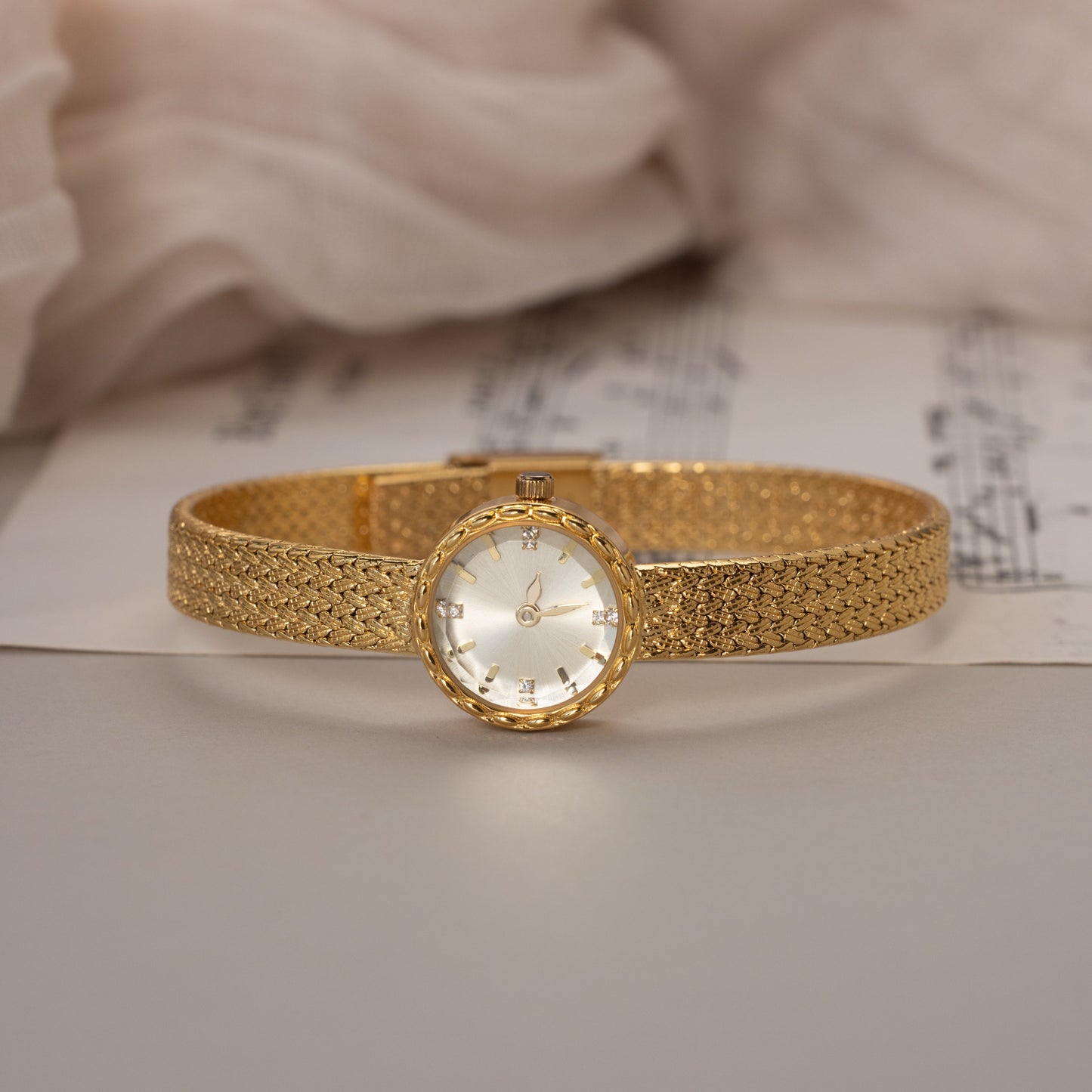 Reloj redondo trenzado