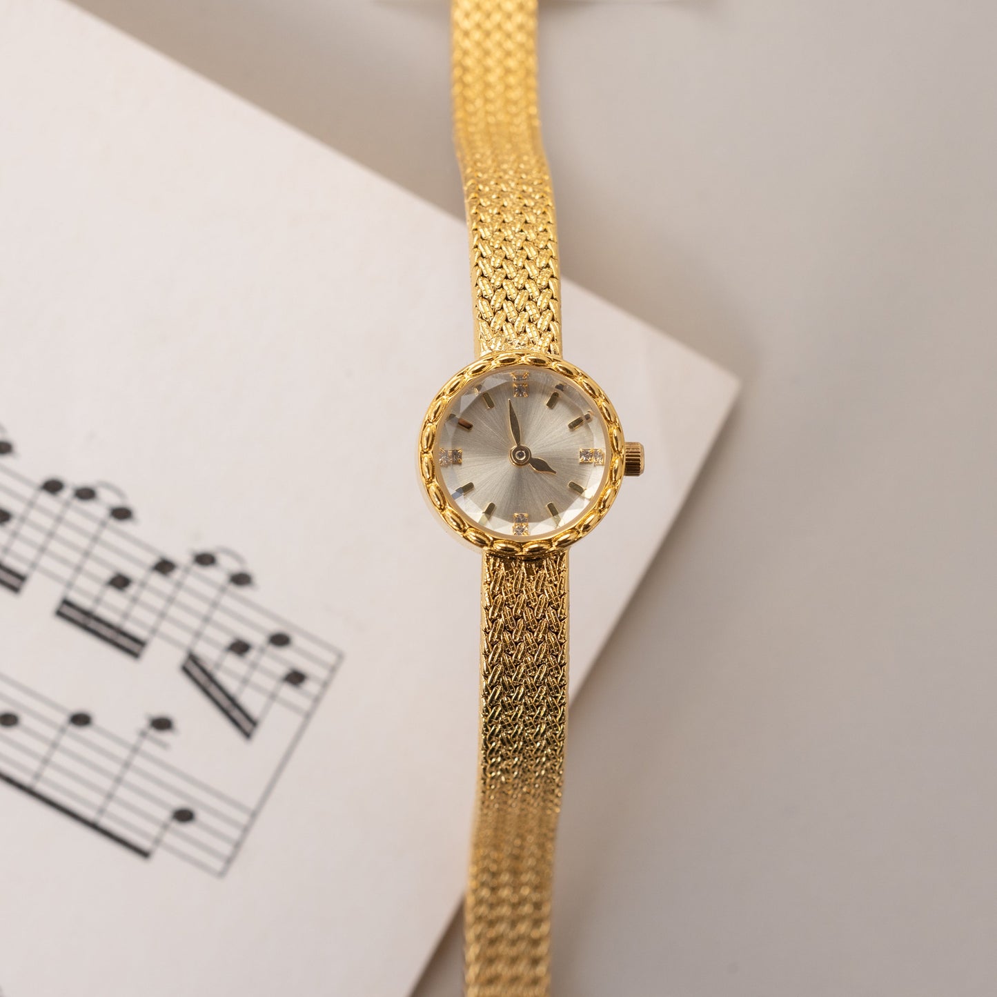 Reloj redondo trenzado