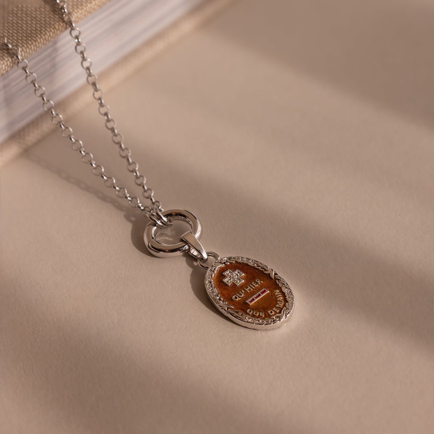 Collar colgante con poema de amor