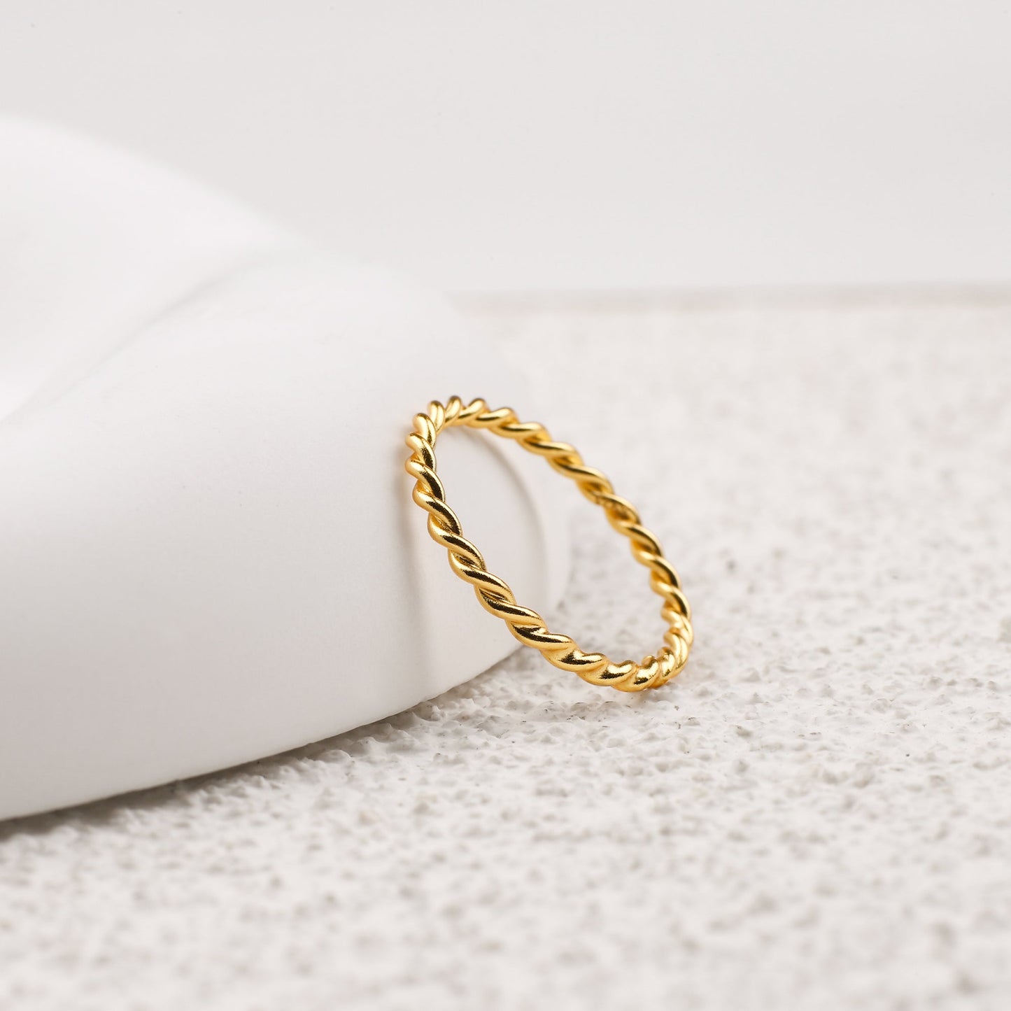 Zierlicher geflochtener Ring