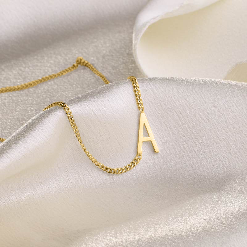 El collar con inicial delgada