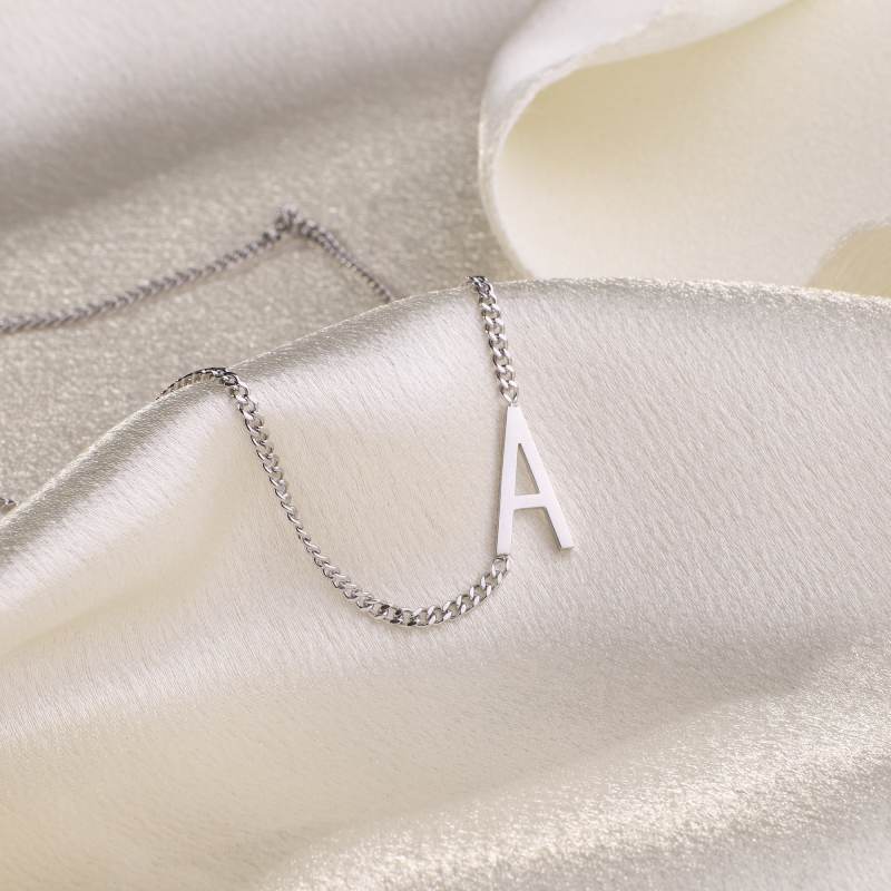 El collar con inicial delgada