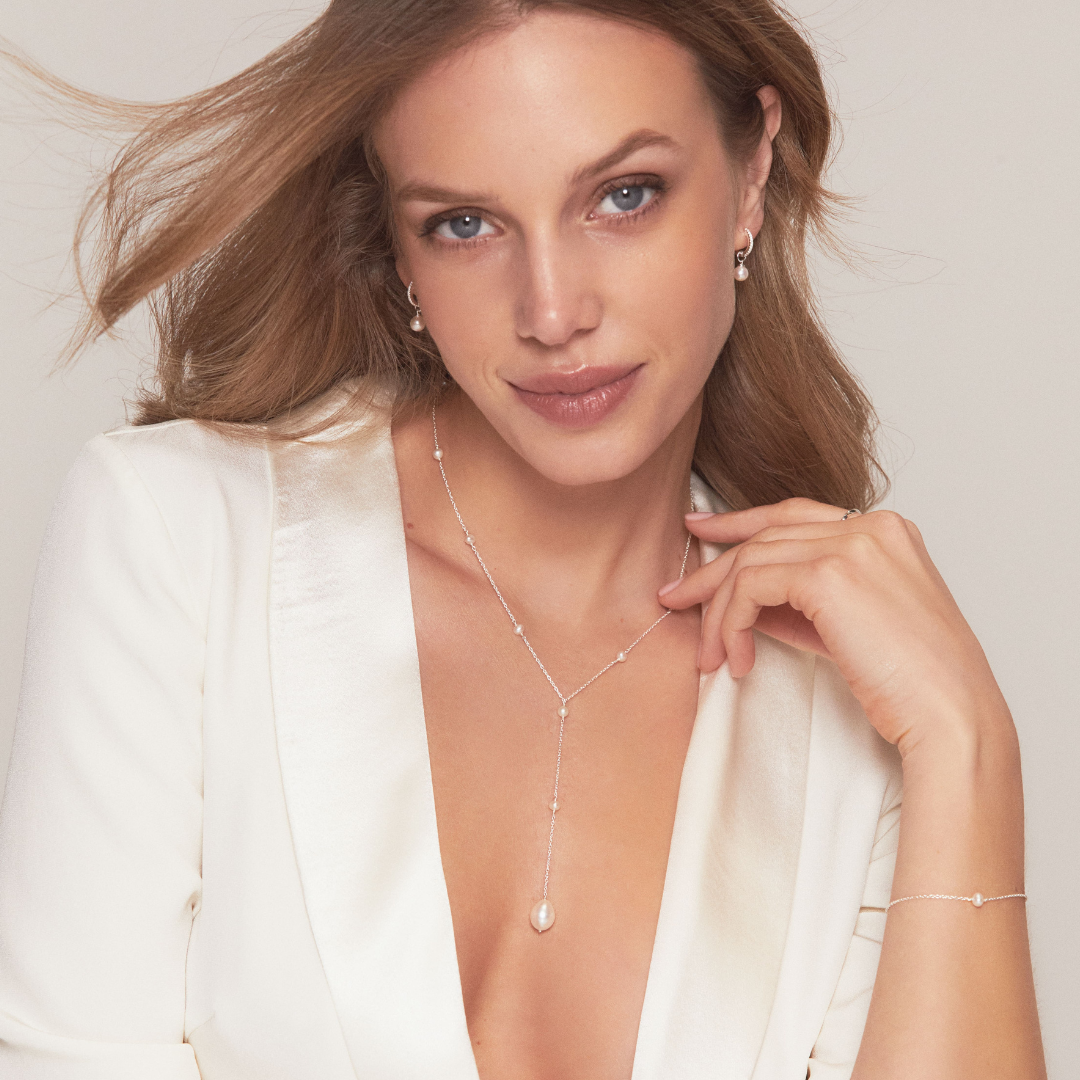 Collar de lazo con múltiples perlas en oro blanco macizo