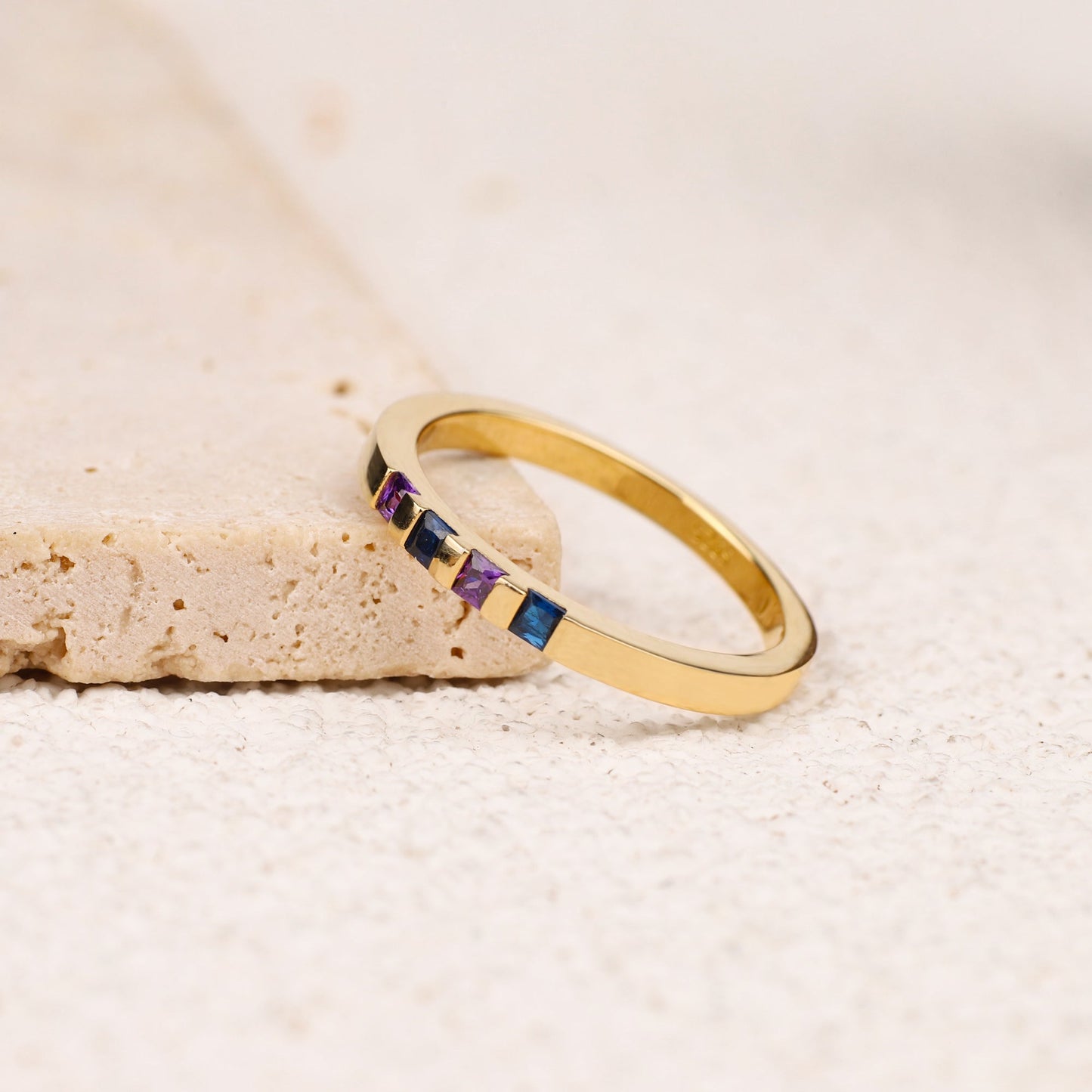 Anillo con piedra de nacimiento de corte princesa