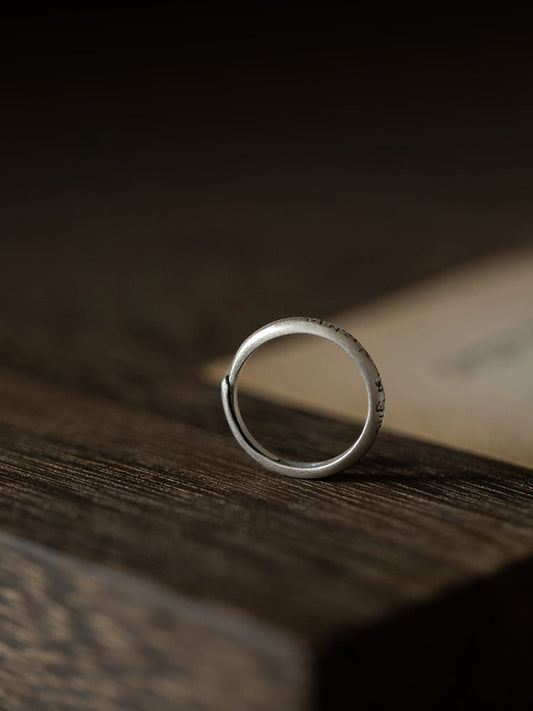Verstellbarer tibetischer Sechssilben-Mantra-Ring aus mattem Silber