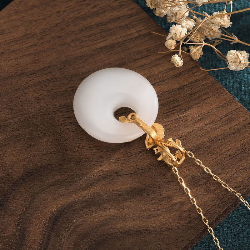 Buddha Stones Halskette mit Anhänger aus weißer Jade mit Koi-Fisch