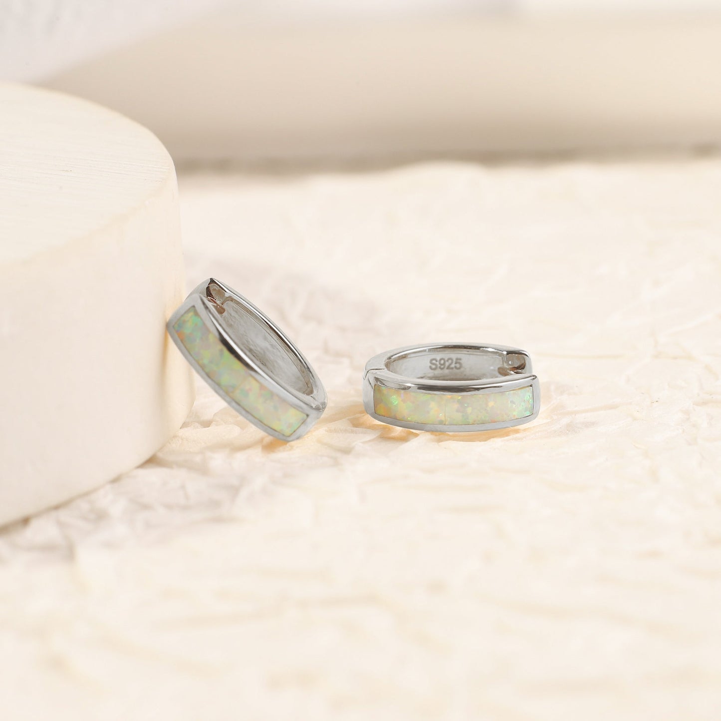 Huggie-Ohrringe mit Opal-Inlay