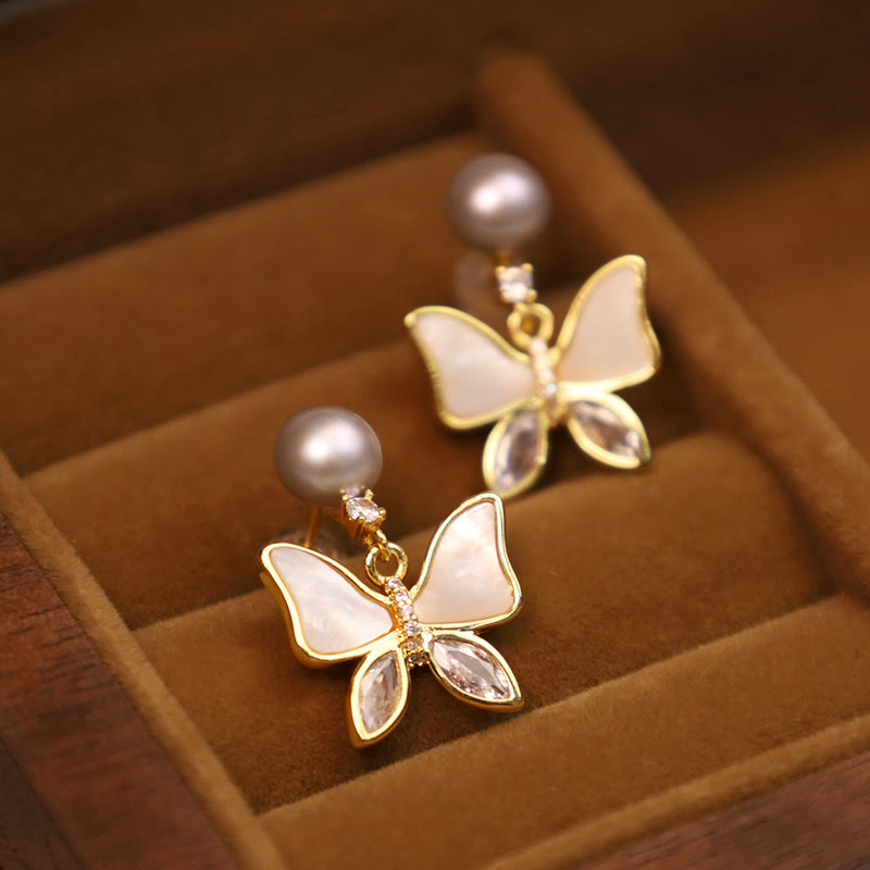 Pendientes de botón con diseño de mariposa y perlas de concha natural de cobre bañados en oro de 18 quilates con piedras de Buda