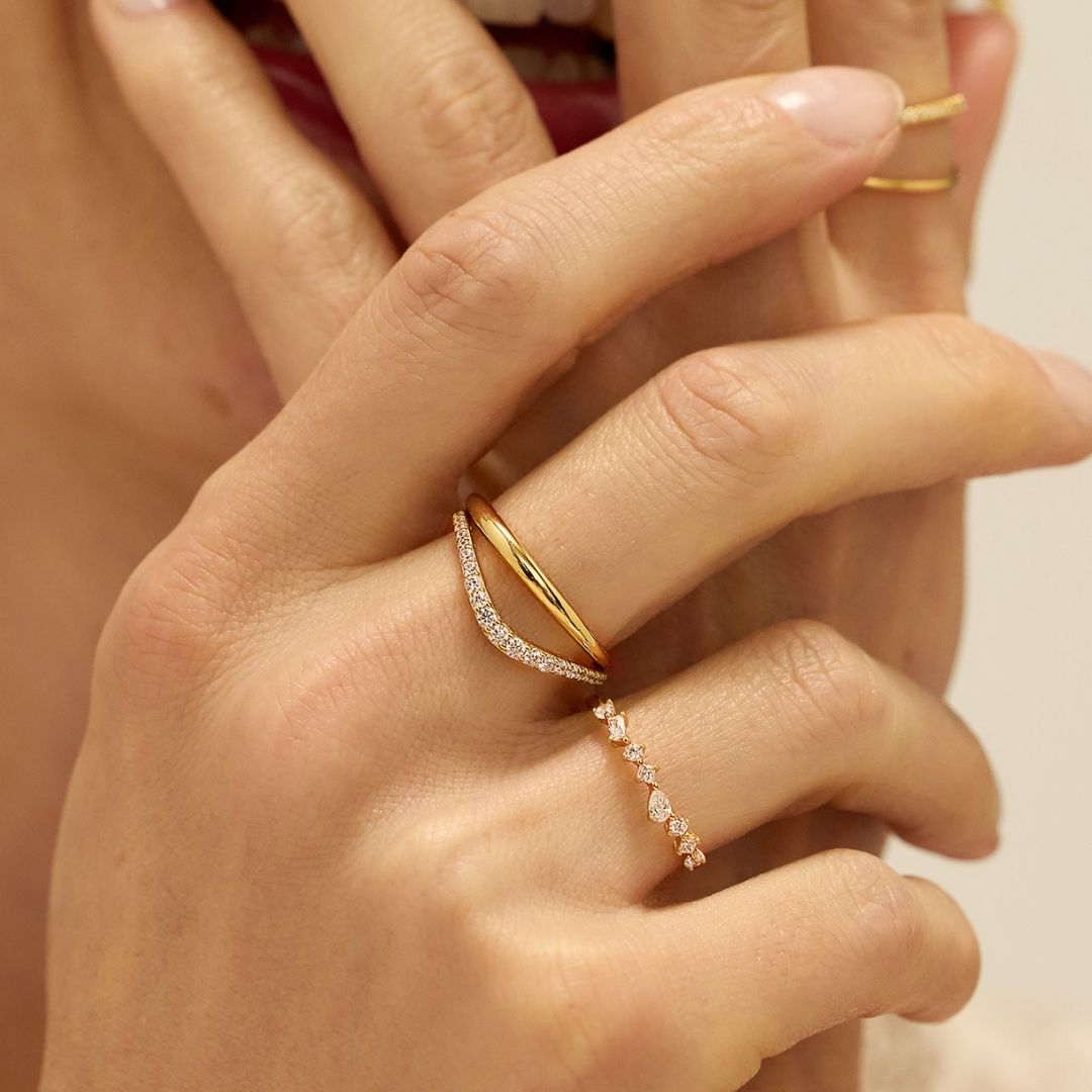 Anillo curvo de oro con diamantes