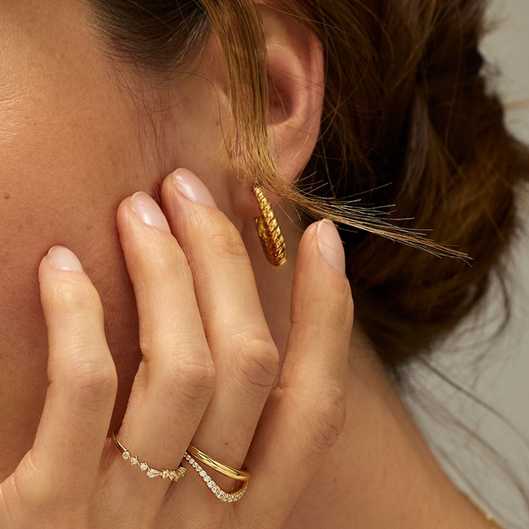 Anillo curvo de oro con diamantes