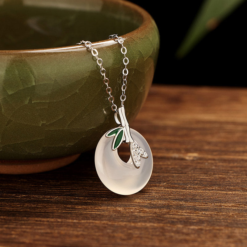Collar con colgante de plata de ley 925 con piedras de Buda, calcedonia natural, hoja de bambú y hebilla de paz.