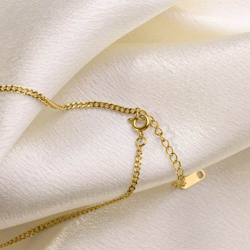 El collar con inicial delgada