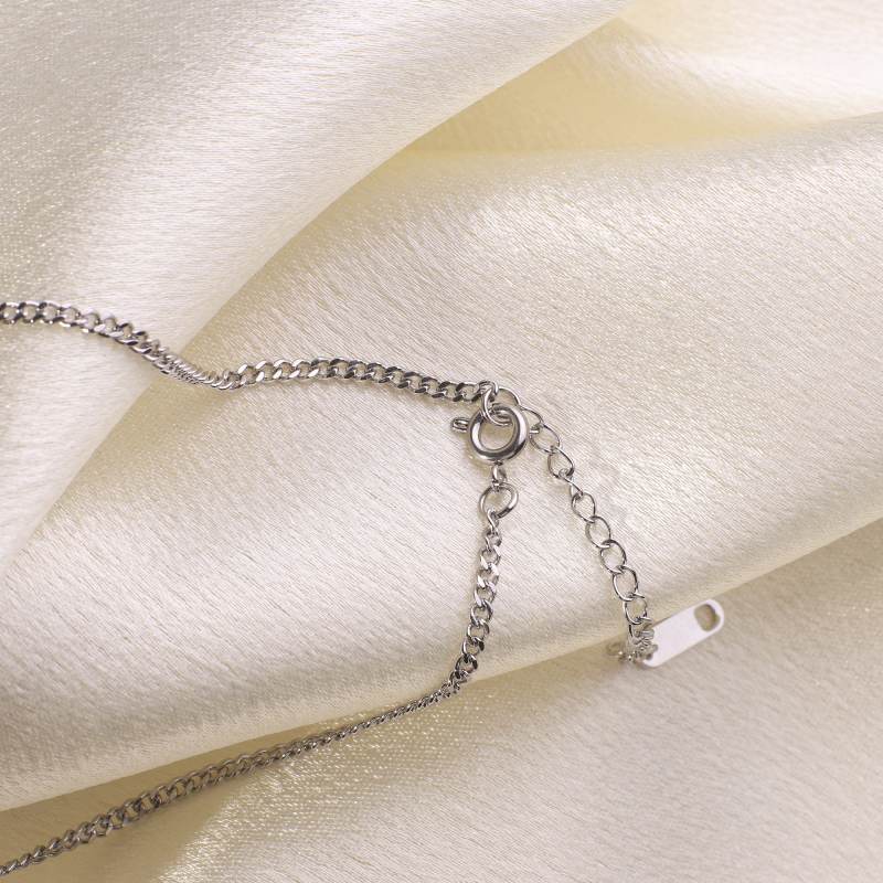 El collar con inicial delgada