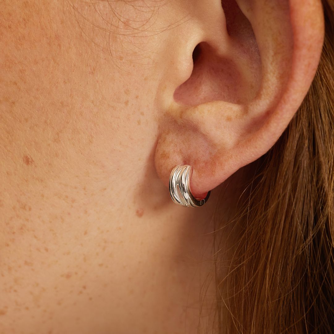 Pendientes de aro gruesos de plata con diseño acanalado