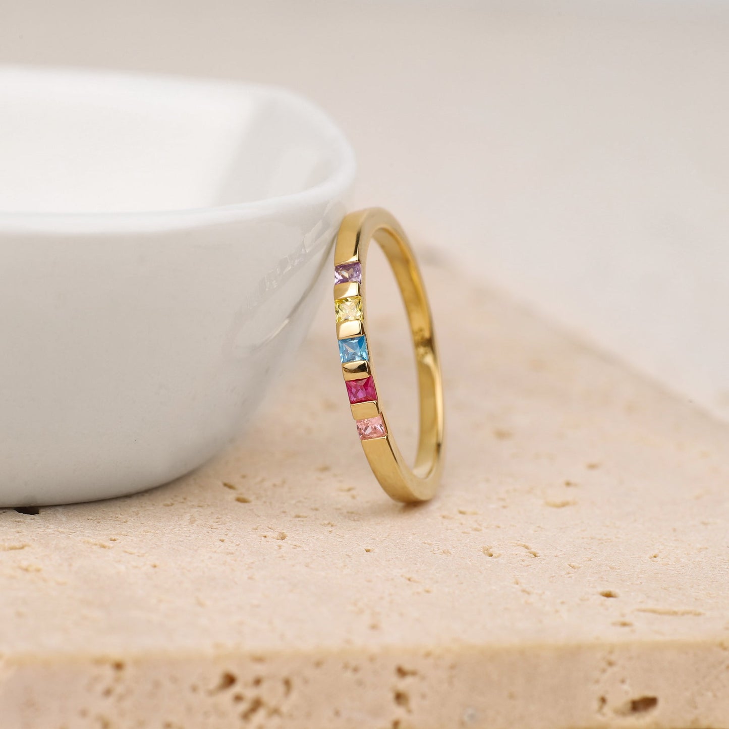 Anillo con piedra de nacimiento de corte princesa