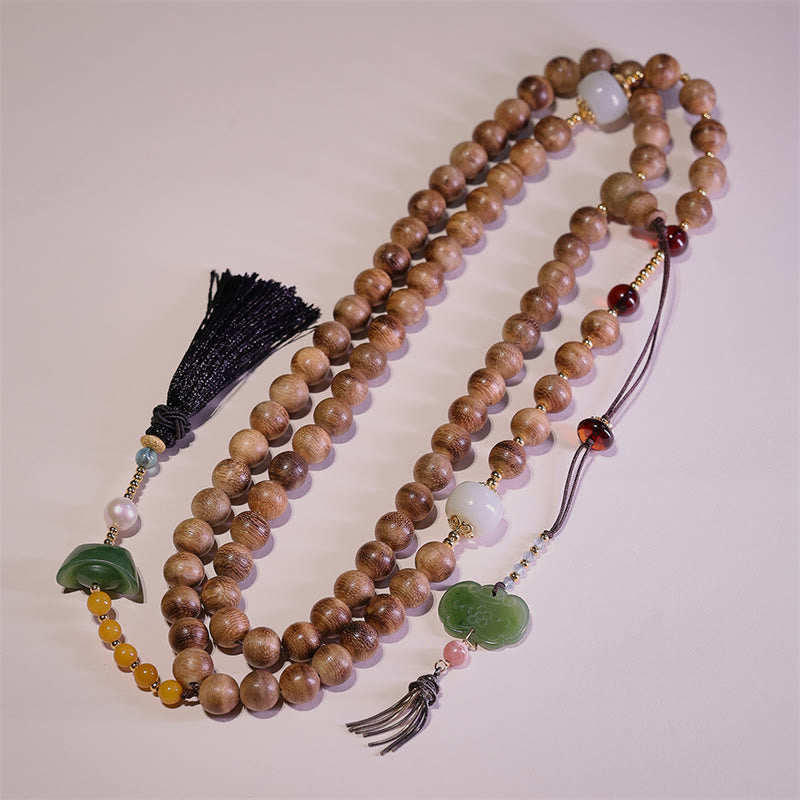 Pulsera con dijes de Ruyi, borlas, lingotes de jade, ámbar y madera de agar natural con piedras de Buda