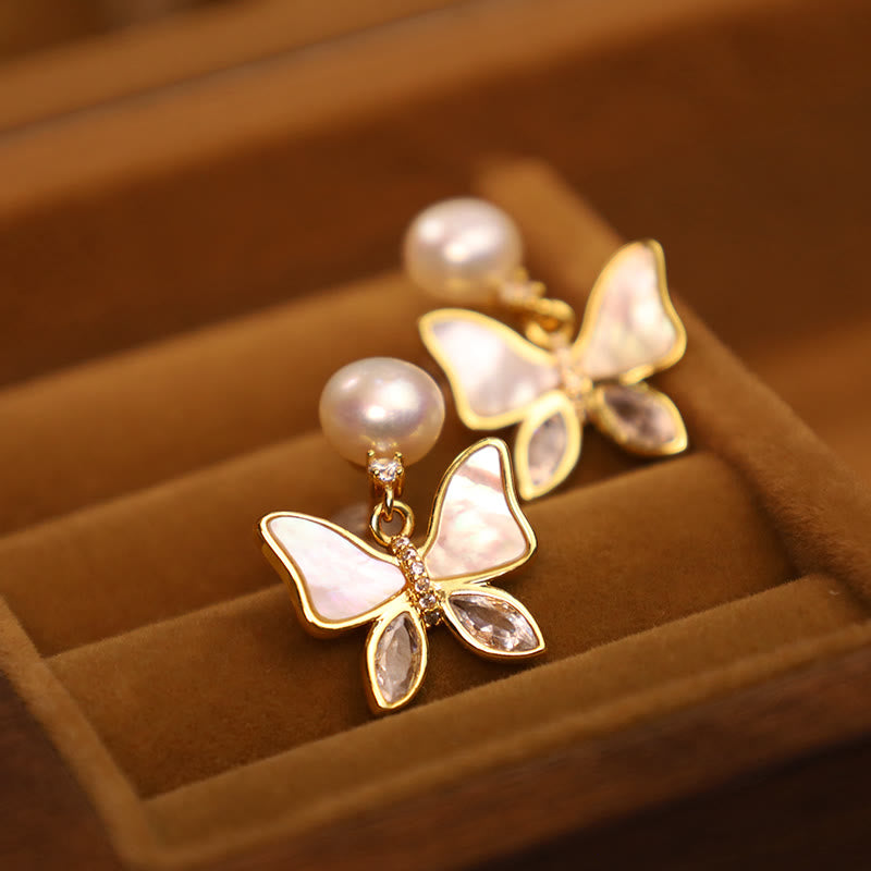 Pendientes de botón con diseño de mariposa y perlas de concha natural de cobre bañados en oro de 18 quilates con piedras de Buda