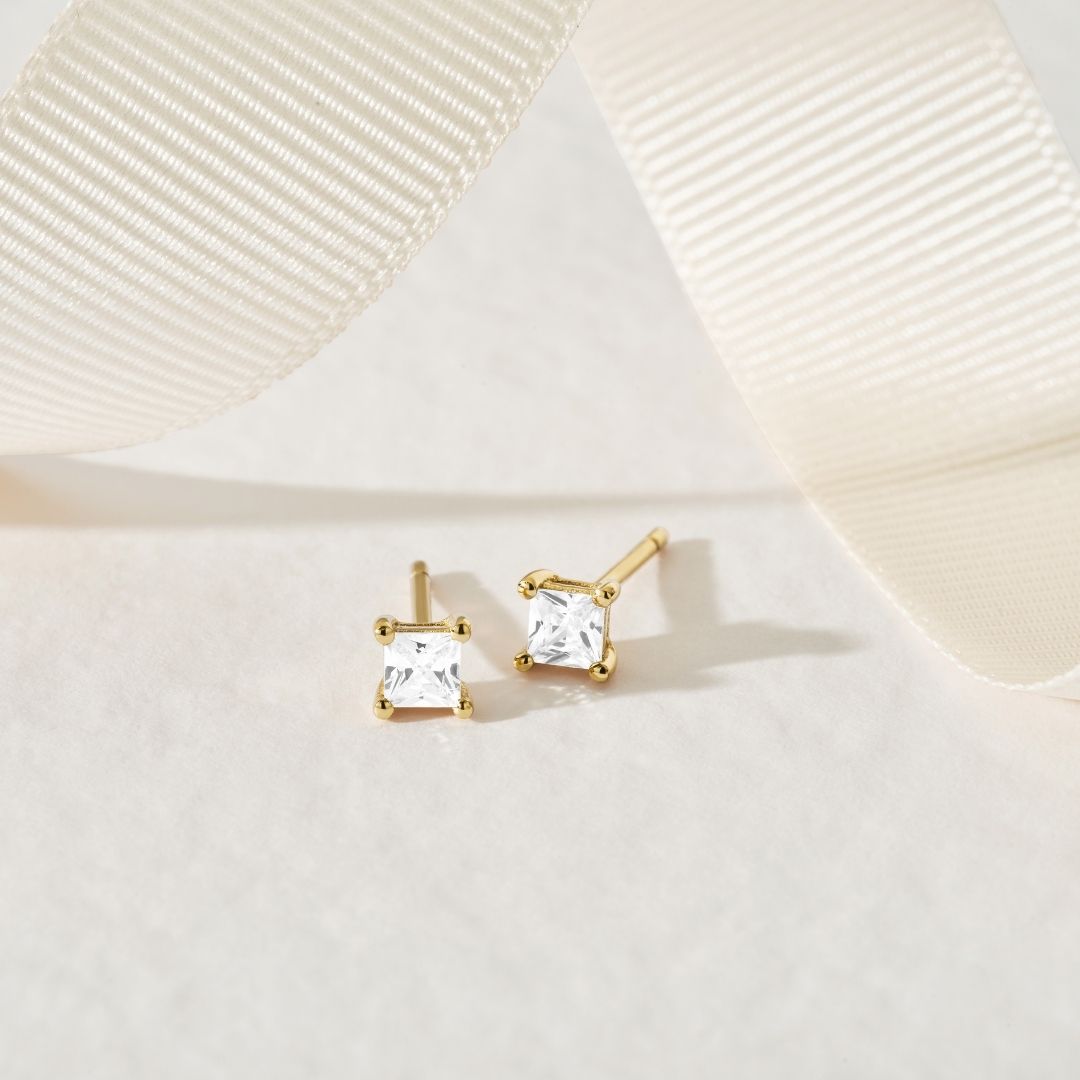 Pendientes de botón cuadrados estilo princesa con diamantes dorados