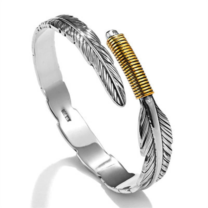 Brazalete de la suerte con diseño de plumas y piedras de Buda grabadas