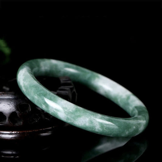 Buddha Stones Armreif aus natürlicher Jade mit Glücksbringer