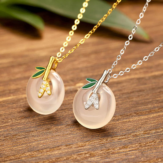 Collar con colgante de plata de ley 925 con piedras de Buda, calcedonia natural, hoja de bambú y hebilla de paz.