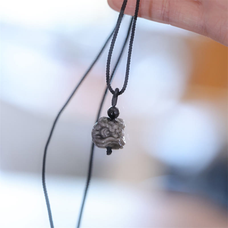 Collar con colgante de protección de león danzante de obsidiana con brillo de plata natural y piedras de Buda