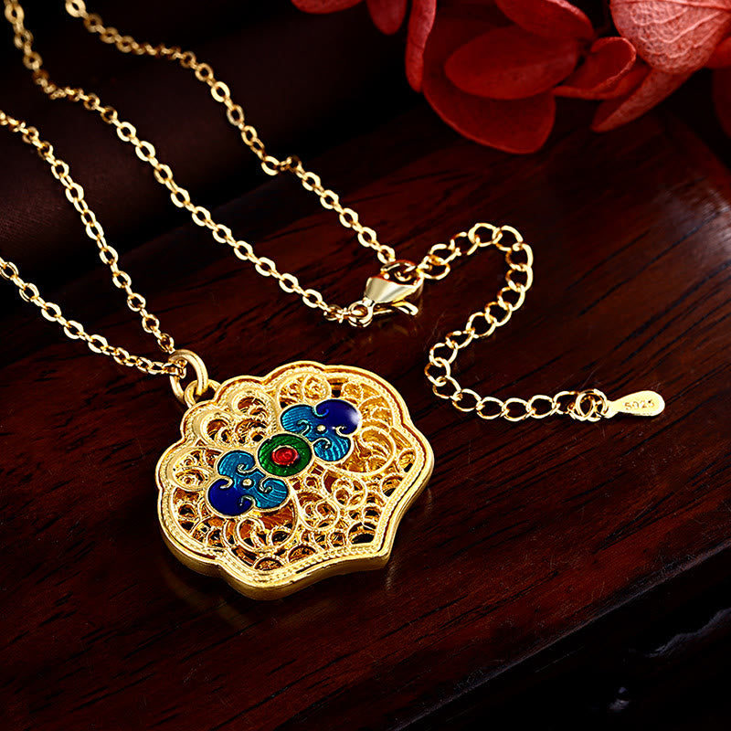 Collar con colgante de cobre de la suerte con nubes auspiciosas del Tíbet y piedras de Buda