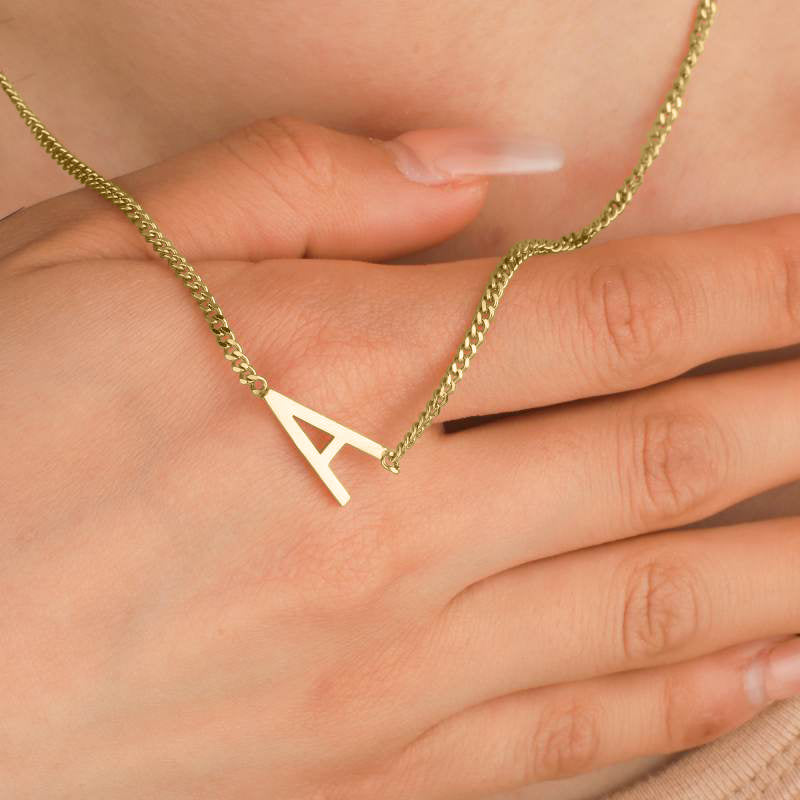 El collar con inicial delgada