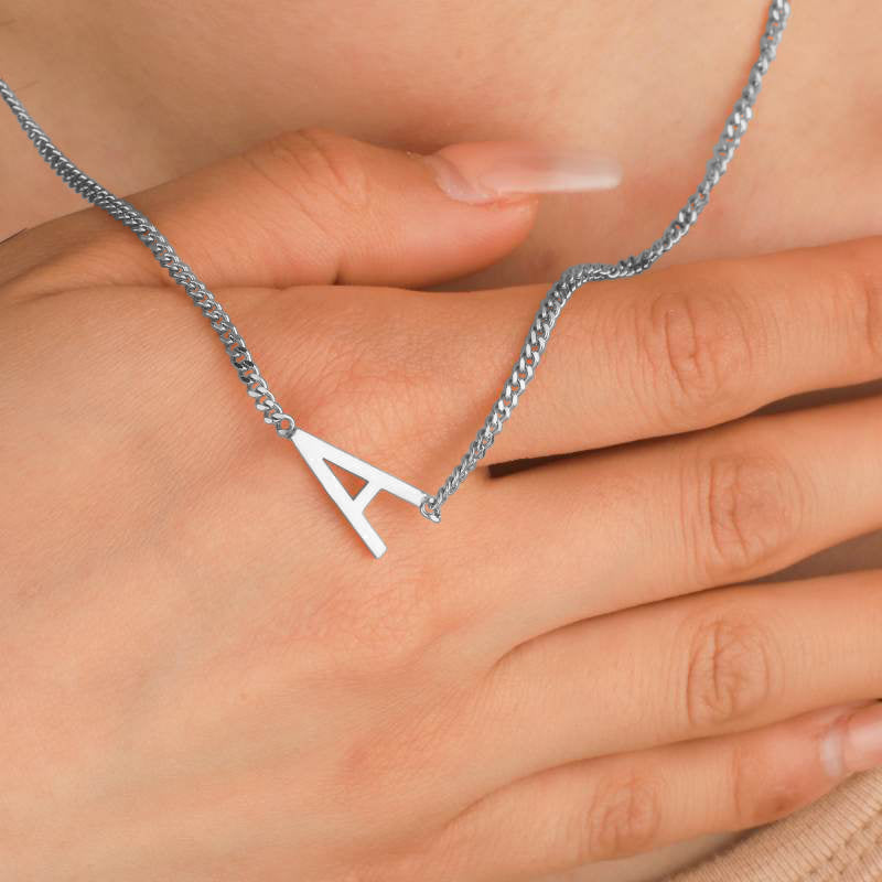 El collar con inicial delgada