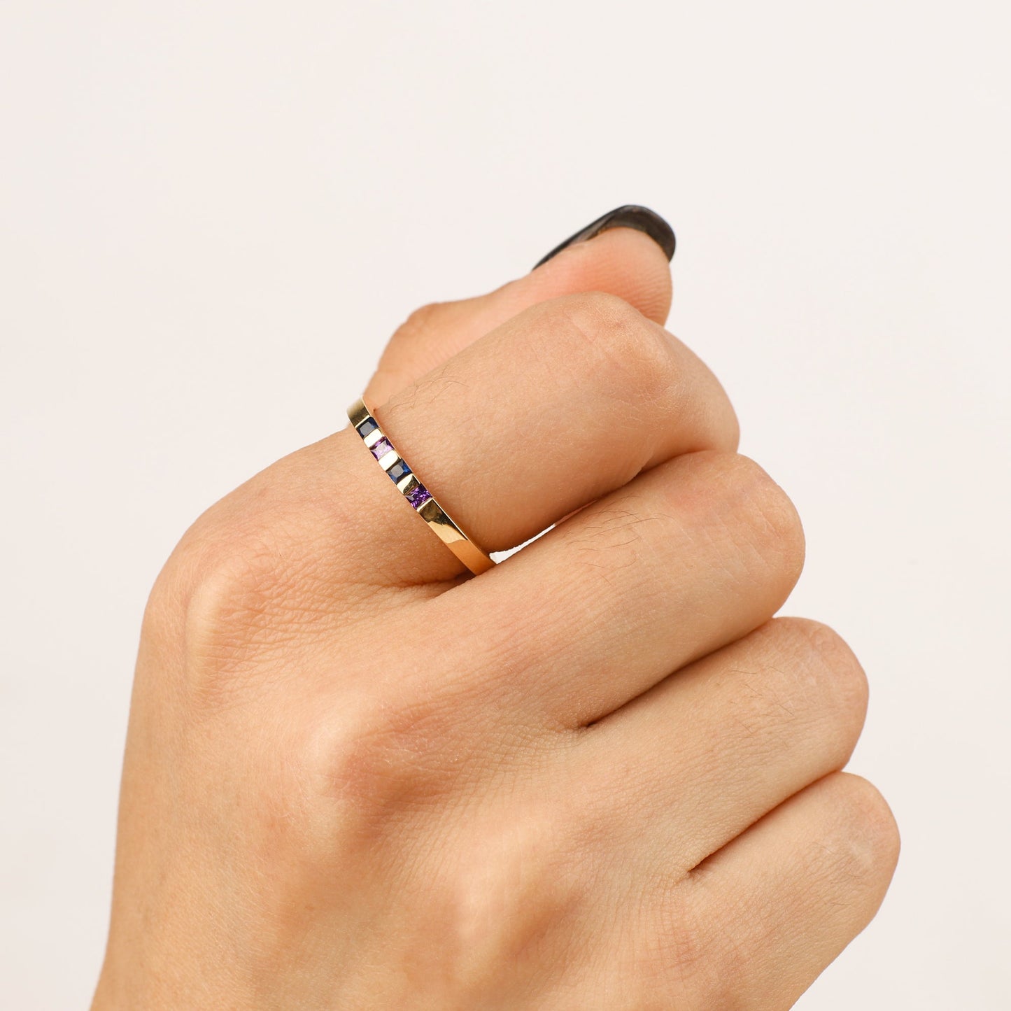 Anillo con piedra de nacimiento de corte princesa