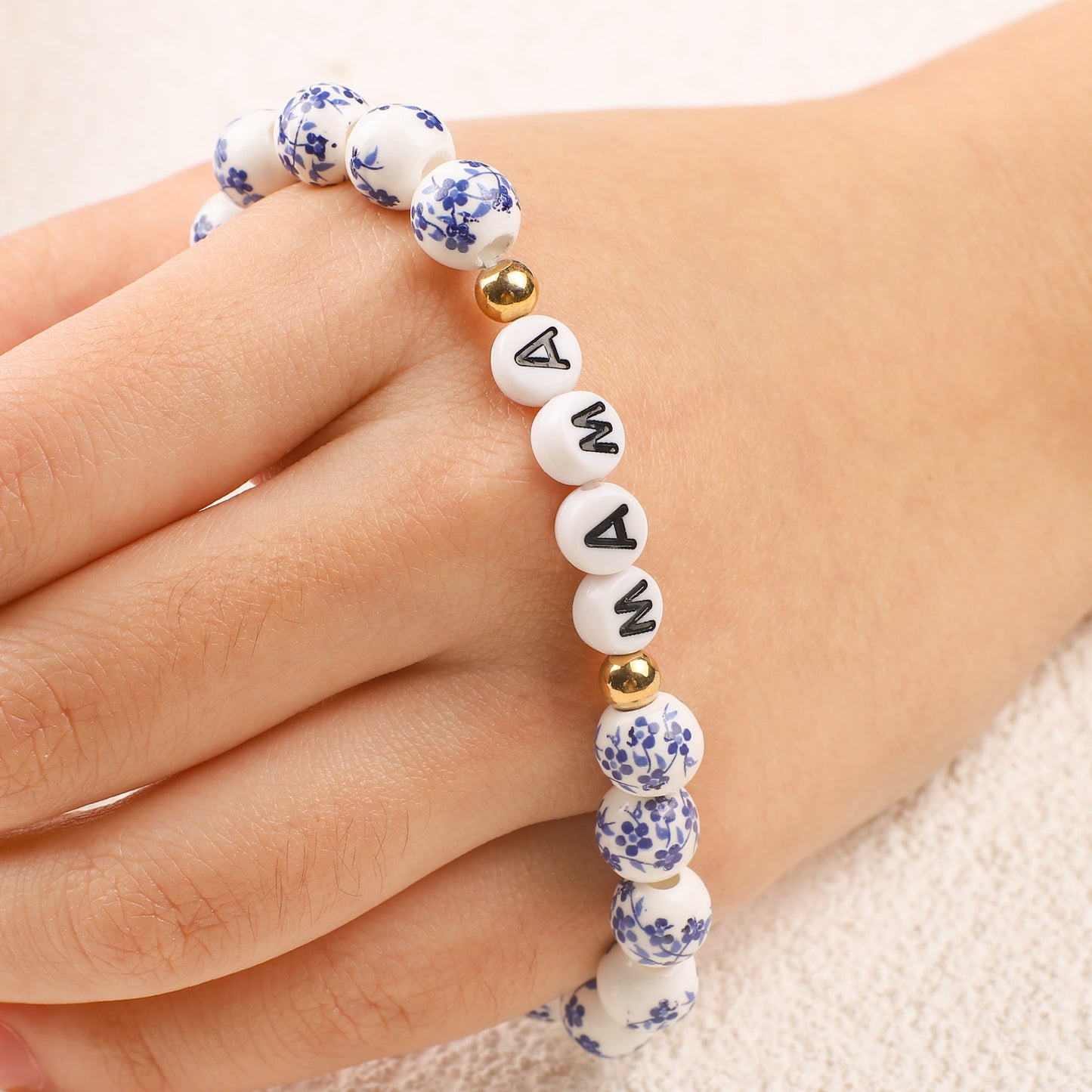 Blaues Porzellan-Armband mit Blumenperlen für Mama und Oma