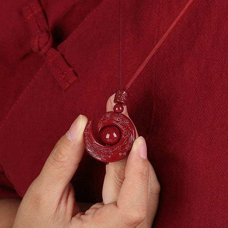 Colgante de collar con diseño de piedras de Buda que mejoran la suerte y la concentración de cinabrio natural.