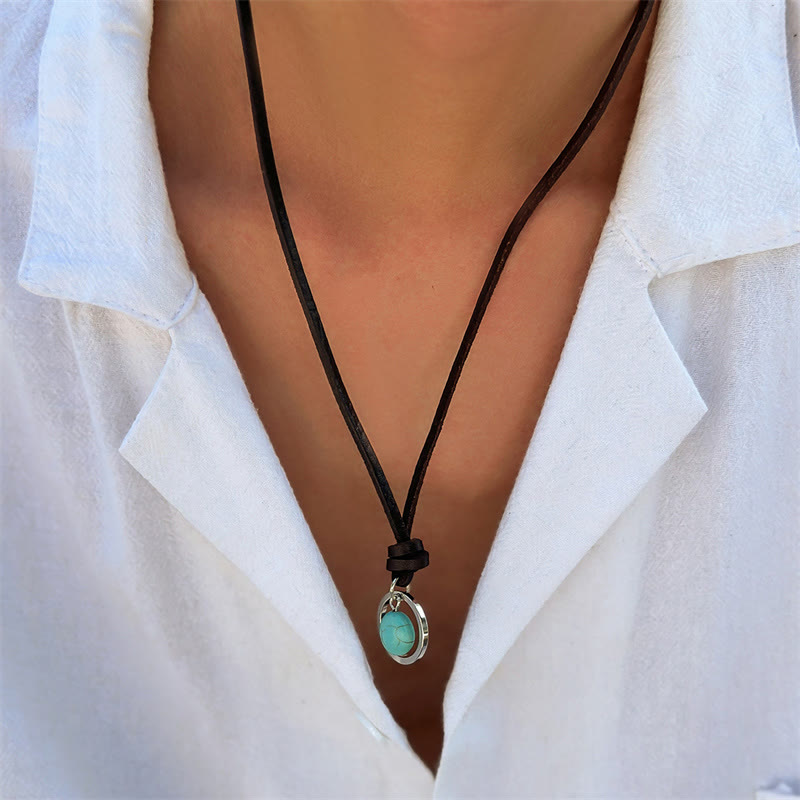 Collar con colgante de piedra turquesa redonda de Buda y fuerza protectora