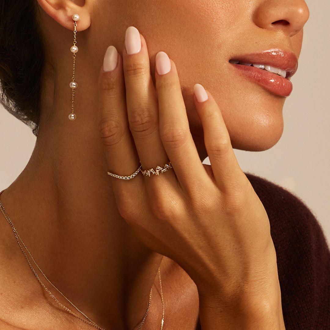 Anillo curvo de oro con diamantes