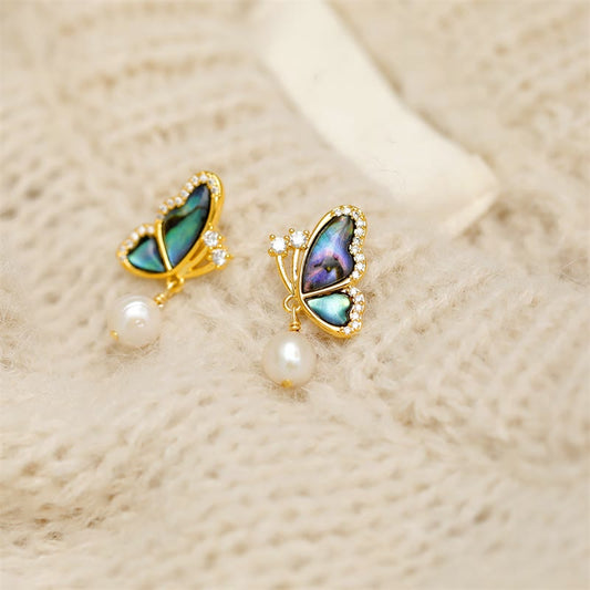 Pendientes de botón con forma de mariposa y perla de cobre bañados en oro de 18 quilates con piedras de Buda