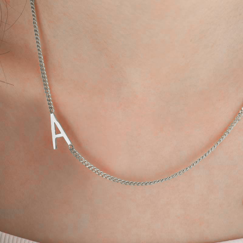 El collar con inicial delgada