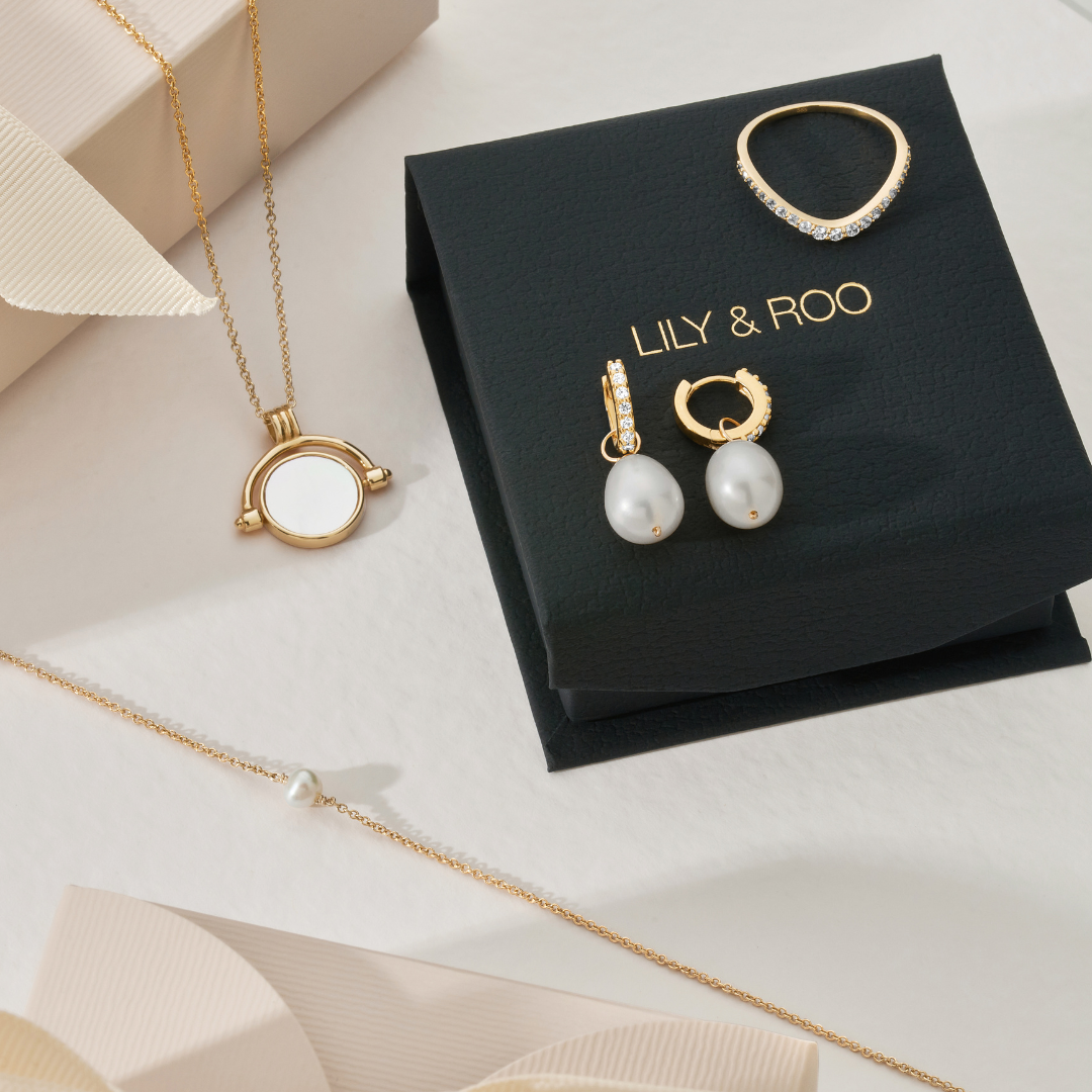 Anillo curvo de oro con diamantes