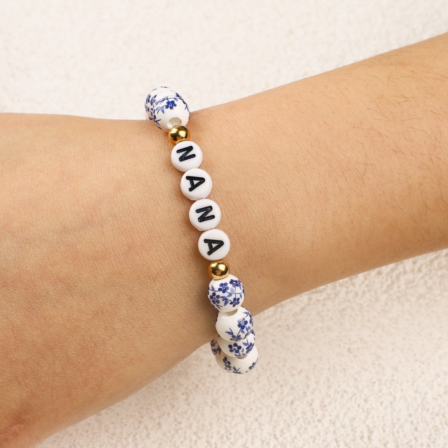 Blaues Porzellan-Armband mit Blumenperlen für Mama und Oma