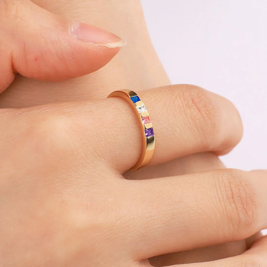 Anillo con piedra de nacimiento de corte princesa