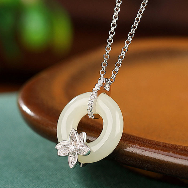 Collar con colgante de flor de la suerte con hebilla de paz de jade hetiano de plata de ley 925 y piedras de Buda