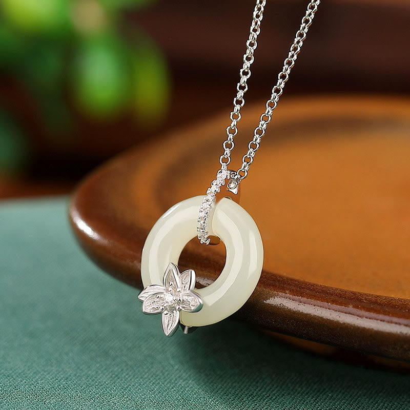 Collar con colgante de flor de la suerte con hebilla de paz de jade hetiano de plata de ley 925 y piedras de Buda