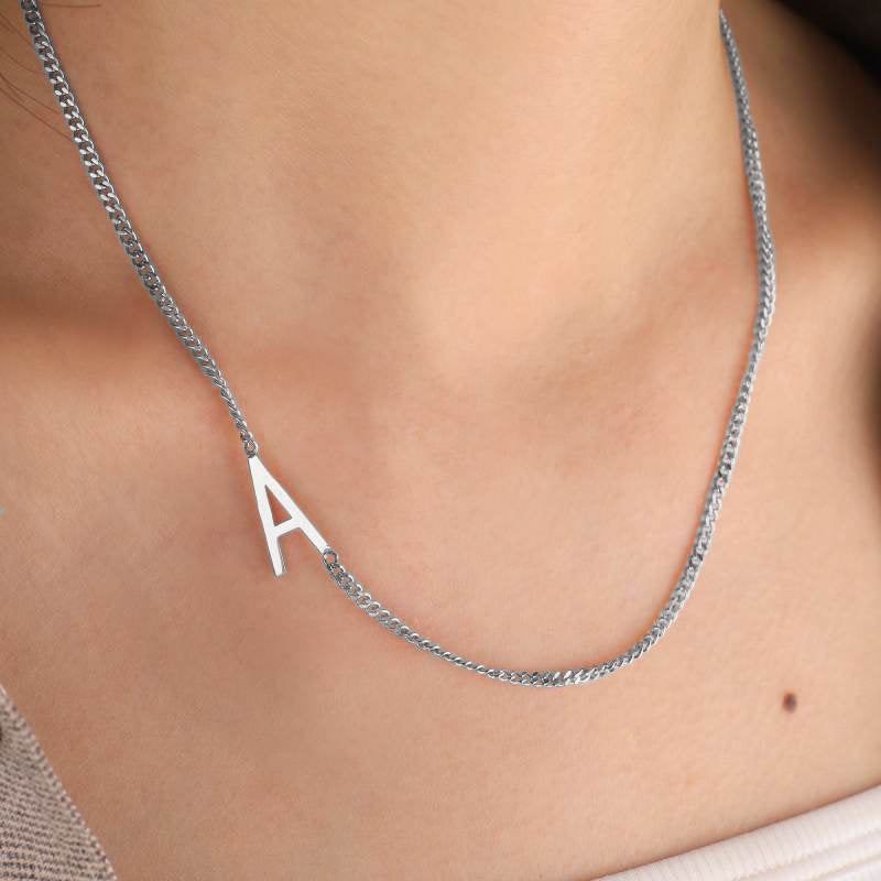 El collar con inicial delgada