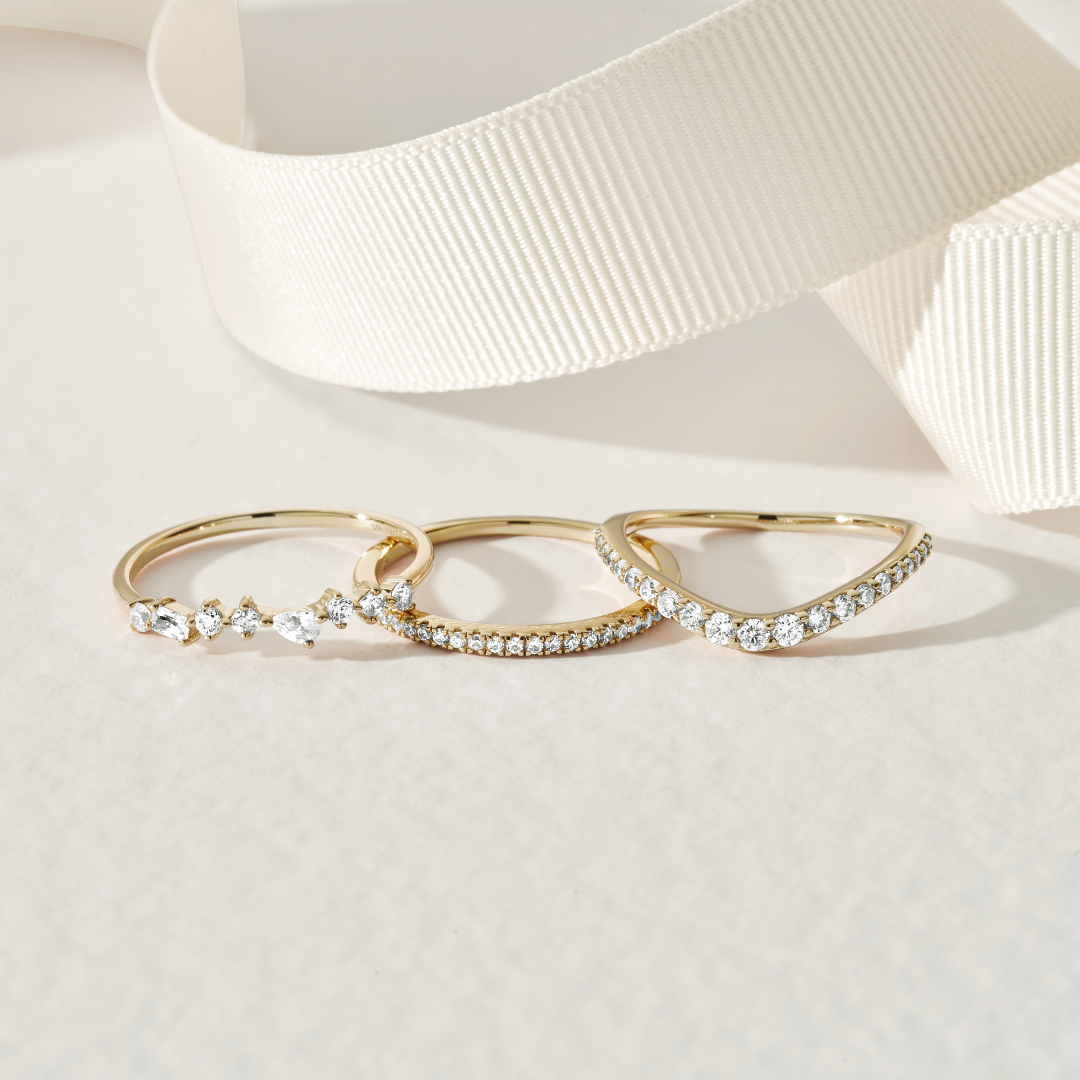 Anillo curvo de oro con diamantes