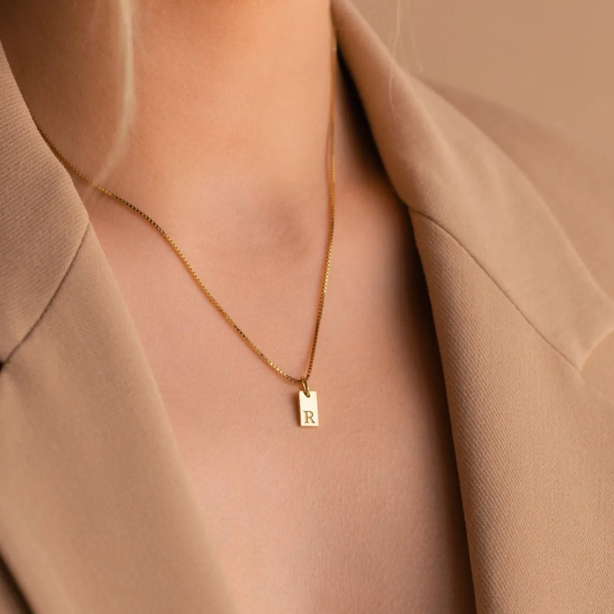 Collar con etiqueta delicada