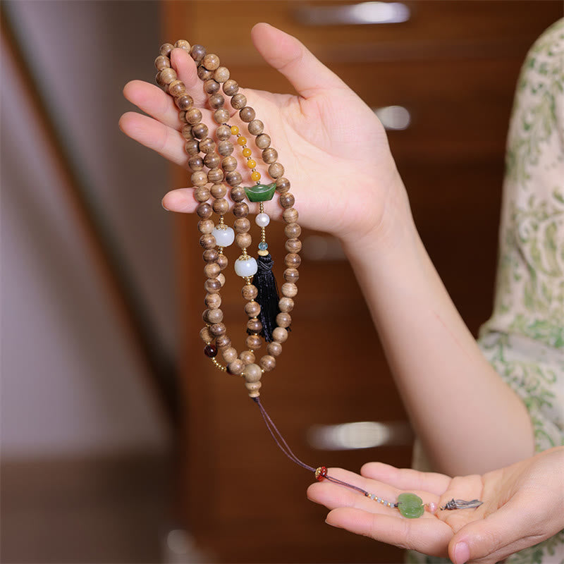 Pulsera con dijes de Ruyi, borlas, lingotes de jade, ámbar y madera de agar natural con piedras de Buda