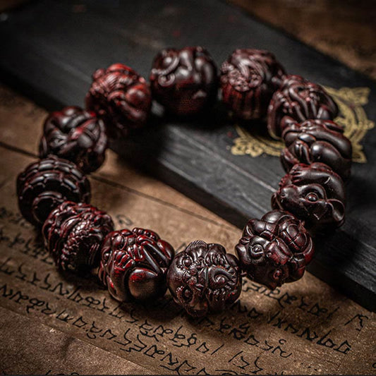 Pulsera de protección de sándalo rojo con hojas pequeñas grabadas con piedras de Buda y el zodíaco chino