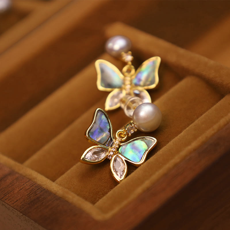 Pendientes de botón con diseño de mariposa y perlas de concha natural de cobre bañados en oro de 18 quilates con piedras de Buda